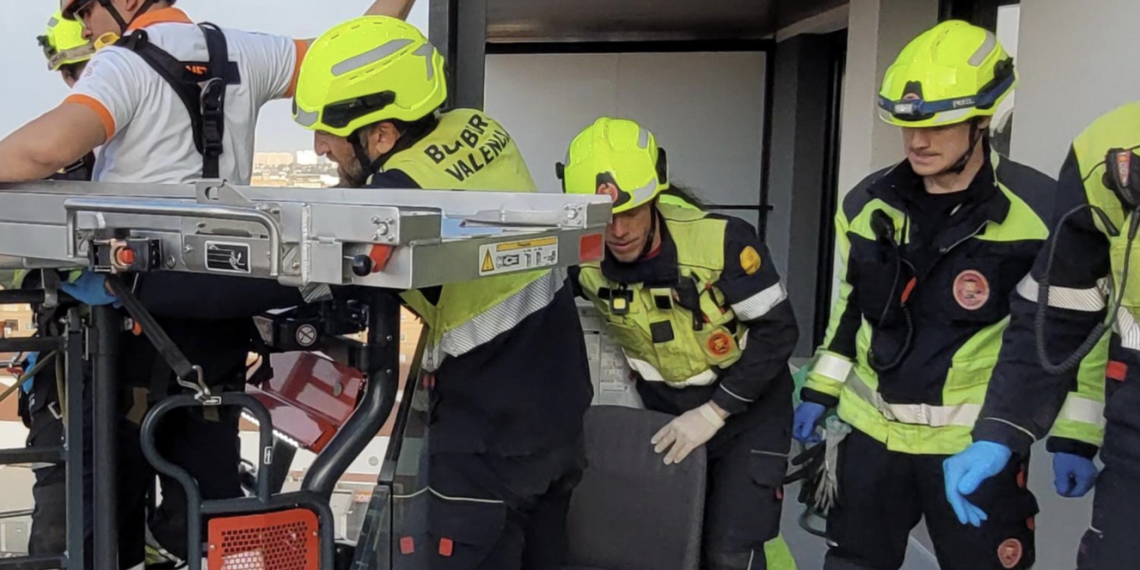 Los bomberos salvan a un hombre con parada cardíaca en un 11º piso