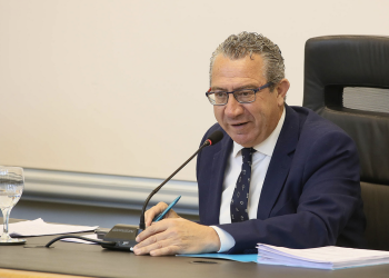 Toni Pérez negocia con los bomberos frente a las demandas sindicales