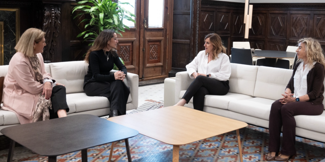 María José Catalá se reúne con la nueva presidenta de Casa Caridad