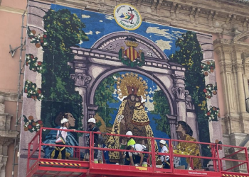 El tapiz de la Virgen de los Desamparados homenajea la solidaridad vivida por la riada