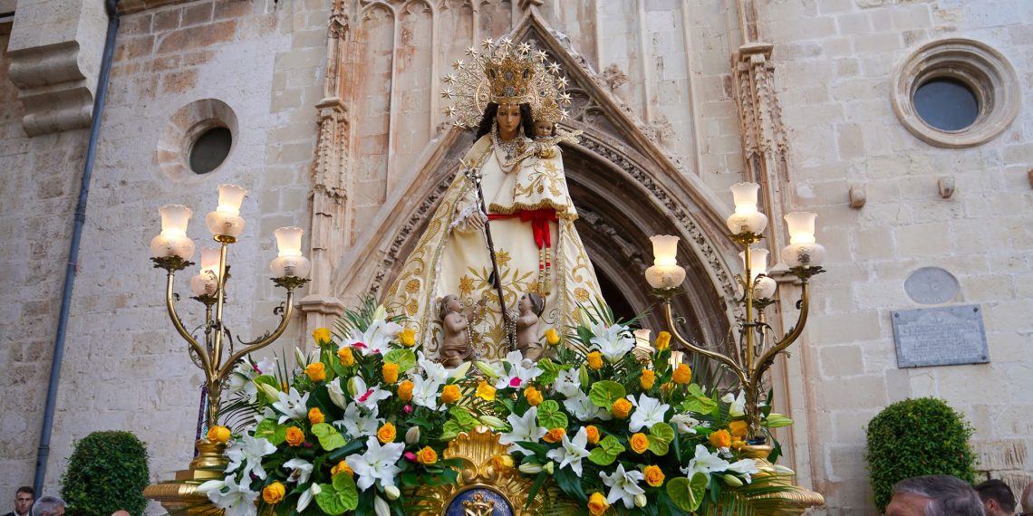 Gandia honra a su patrona, la Mare de Déu dels Desamparats.