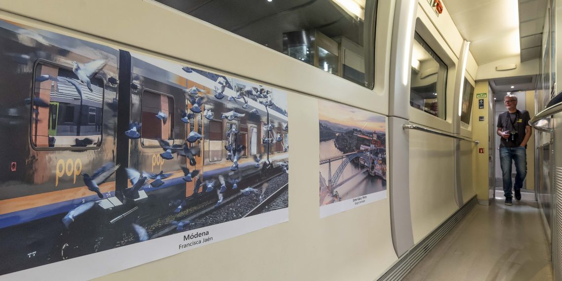 Renfe y la Fundación de los Ferrocarriles Españoles presentan a bordo de un AVE la exposición “Caminos de Hierro”