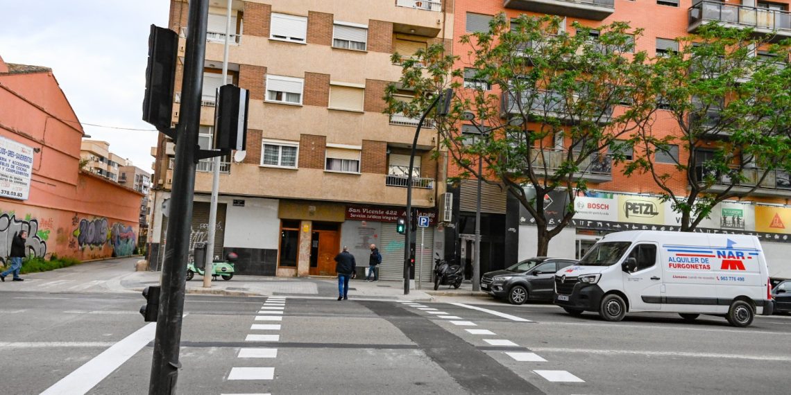 El Ayuntamiento mejora la movilidad en San Marcelino con un nuevo paso de peatones