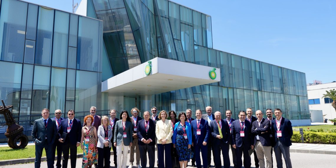 AVE celebra su Junta Directiva en la refinería de bp en Castellón