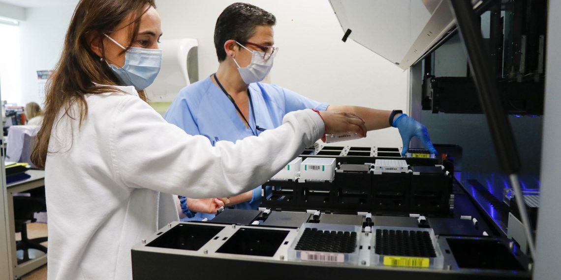 Sanidad aplica medicina personalizada en cáncer de ovario con terapias dirigidas según diagnóstico genético