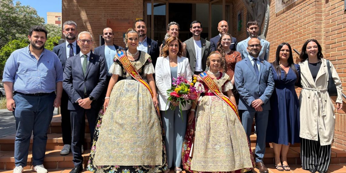 El Gremio de Artistas Falleros concede el Ninot d’Or a la alcaldesa María José Catalá por su compromiso con el colectivo