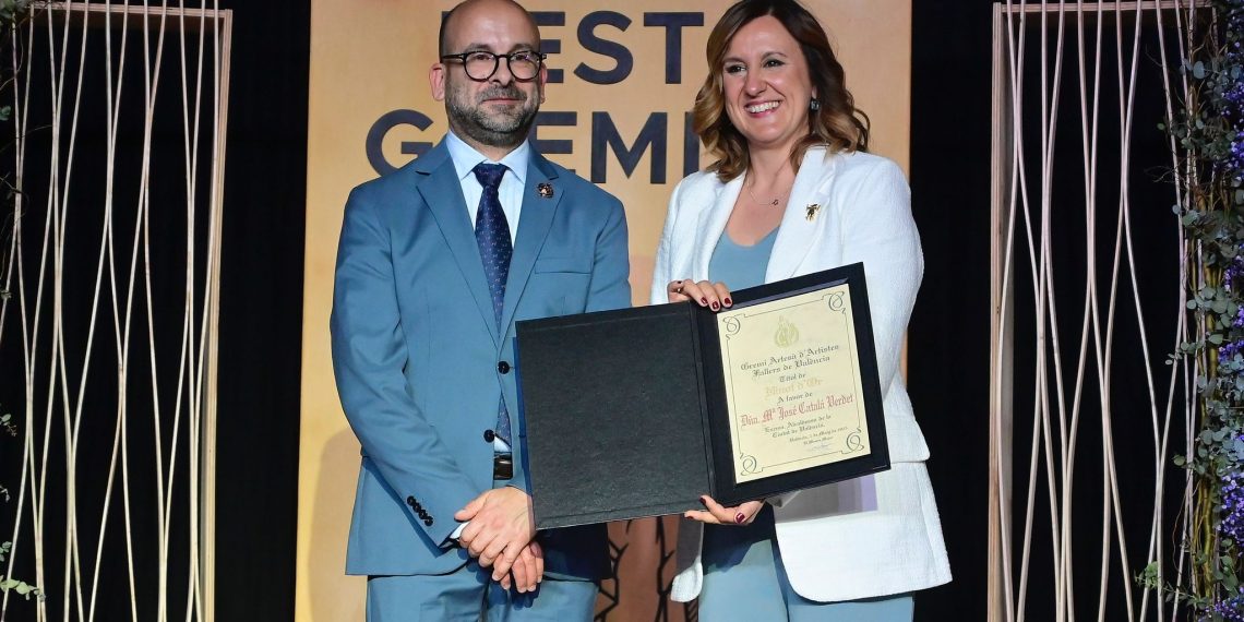 El Gremio de Artistas Falleros otorga el Ninot d’Or a la alcaldesa María José Catalá por su compromiso con el colectivo