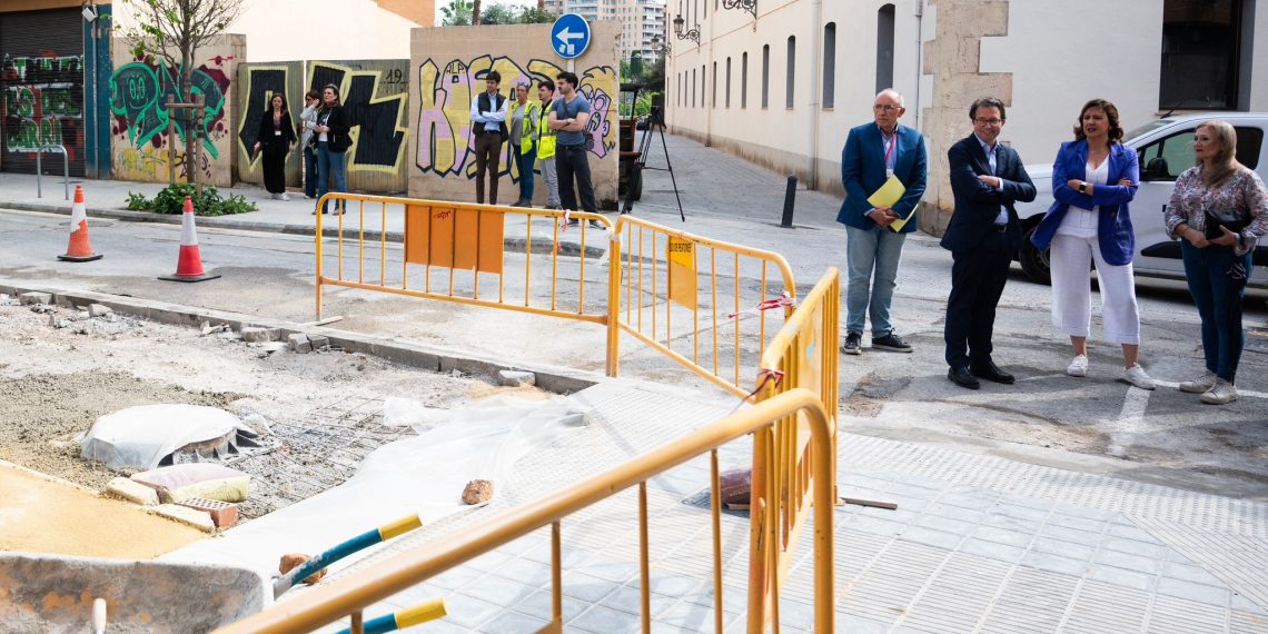 El Ayuntamiento ultima la finalización de la reurbanización y peatonalización de la calle Atzeneta