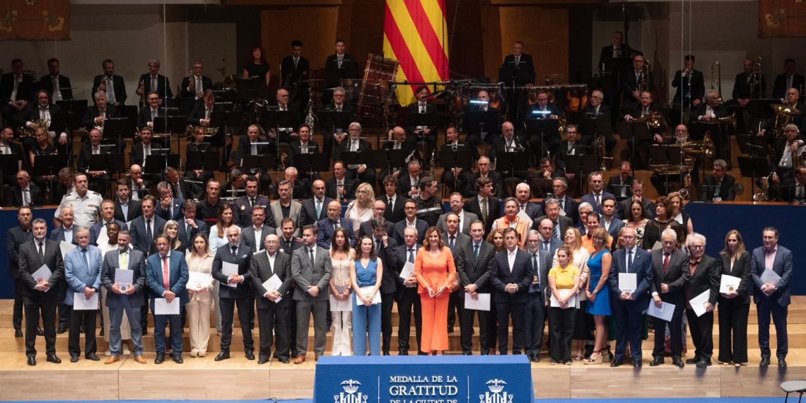 Valencia distingue con la Medalla de la Gratitud a 67 entidades que prestaron su colaboración en el incendio de Campanar
