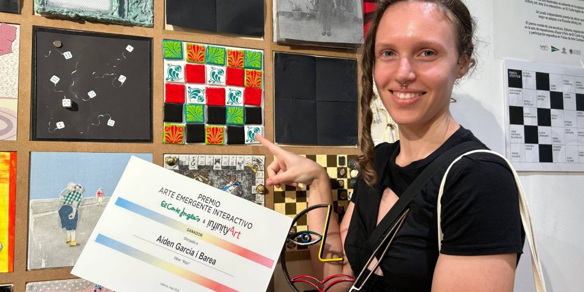 La joven pintora Aiden García gana el Premio Arte Emergente Interactivo El Corte Inglés Infinity Art 2025