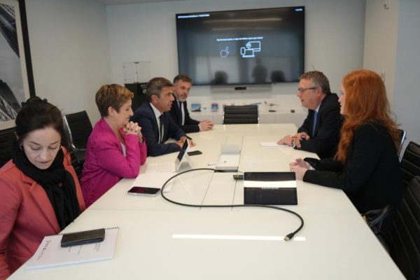 En el encuentro también estuvo presente la consellera de Innovación, Industria, Comercio y Turismo, Marián Cano.