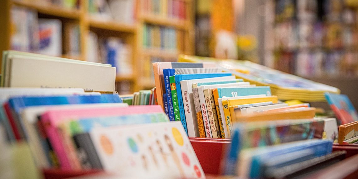 El ciclo ‘Encuentros con Escritores 2025’ cierra con Elvira Lindo y la participación de más de 2.600 alumnos y lectores en la Biblioteca Valenciana