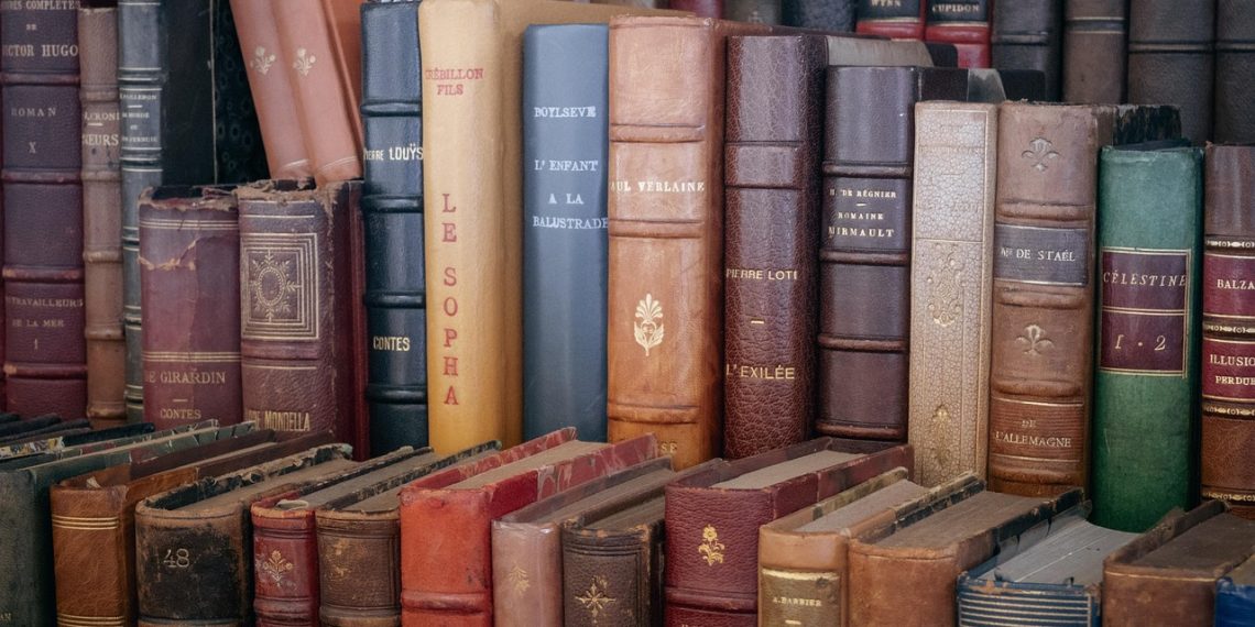 Educación convoca los premios 2025 para promover el uso del valenciano en los libros de Hogueras y Moros y Cristianos