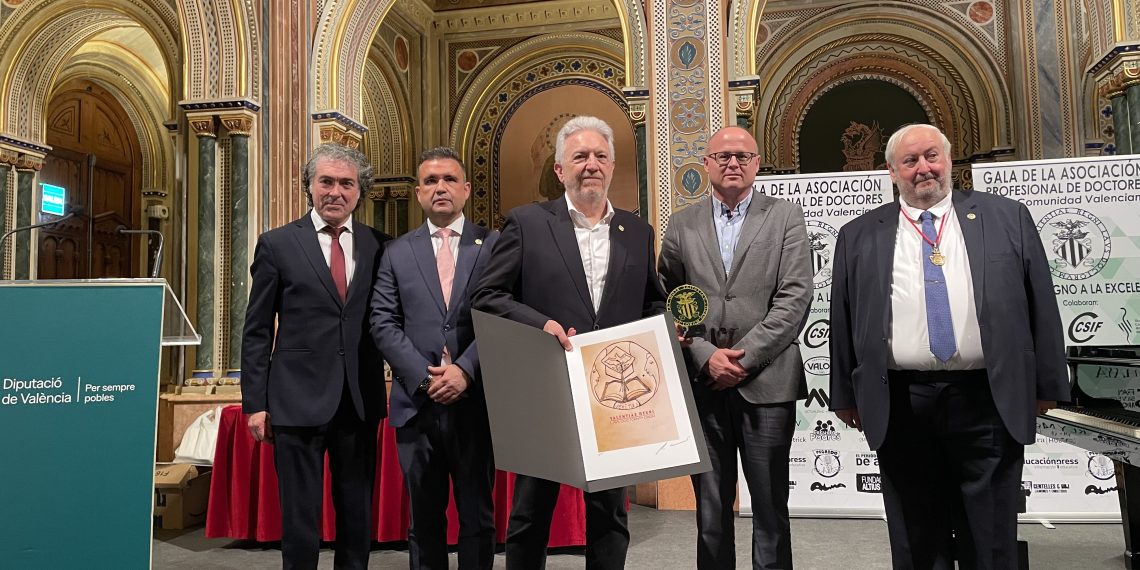 El director de VRAIN de la UPV, Vicent Botti, recibe el Premio Magno a la Excelencia 2025 por su trayectoria en inteligencia artificial