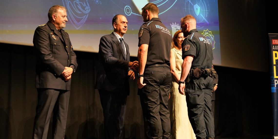 Valderrama reafirma en Paterna el compromiso del Consell con la Policía Local