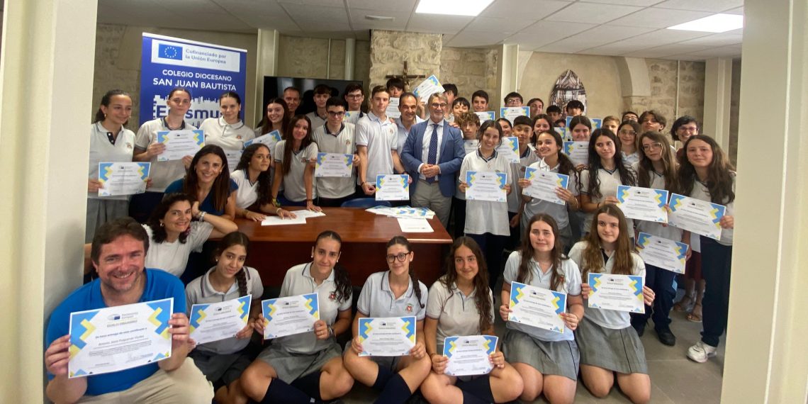 El secretario autonómico ante la UE entrega los diplomas a alumnos y profesores embajadores del Parlamento Europeo en el colegio San Juan Bautista de Alicante
