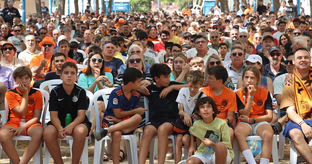 Torrent se vuelca con su equipo: 1.500 vecinos viven juntos la final del Torrent CF y reciben al equipo como héroes tras el partido en Talavera