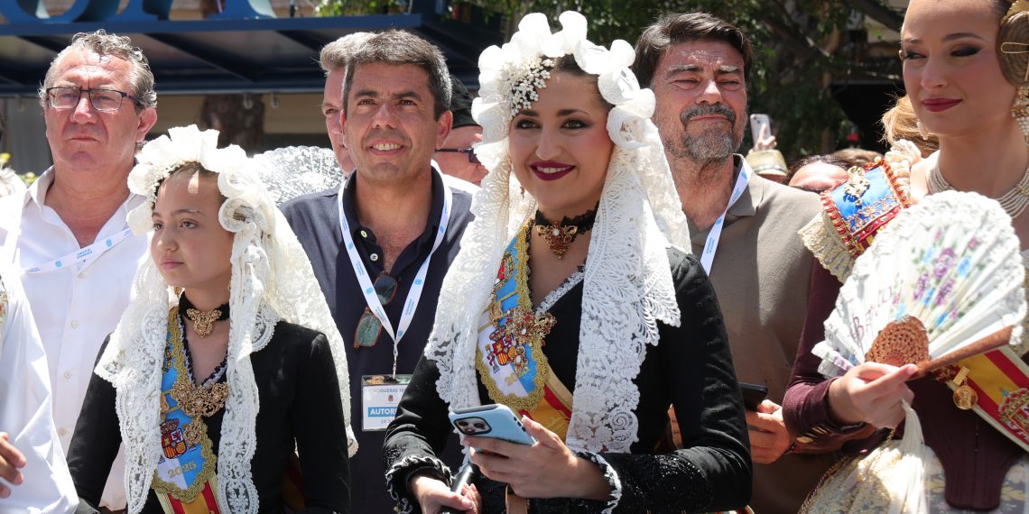 Mazón homenajea a Pedro Luis Sirvent durante la ‘mascletà’ de les Fogueres de Sant Joan