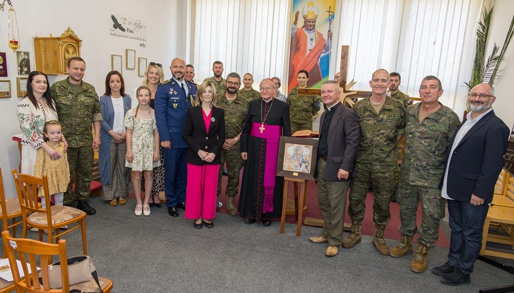 El contingente español en Kuchyña (Eslovaquia) dona una imagen de la Virgen de los Desamparados a la Base Aérea de Malacky.