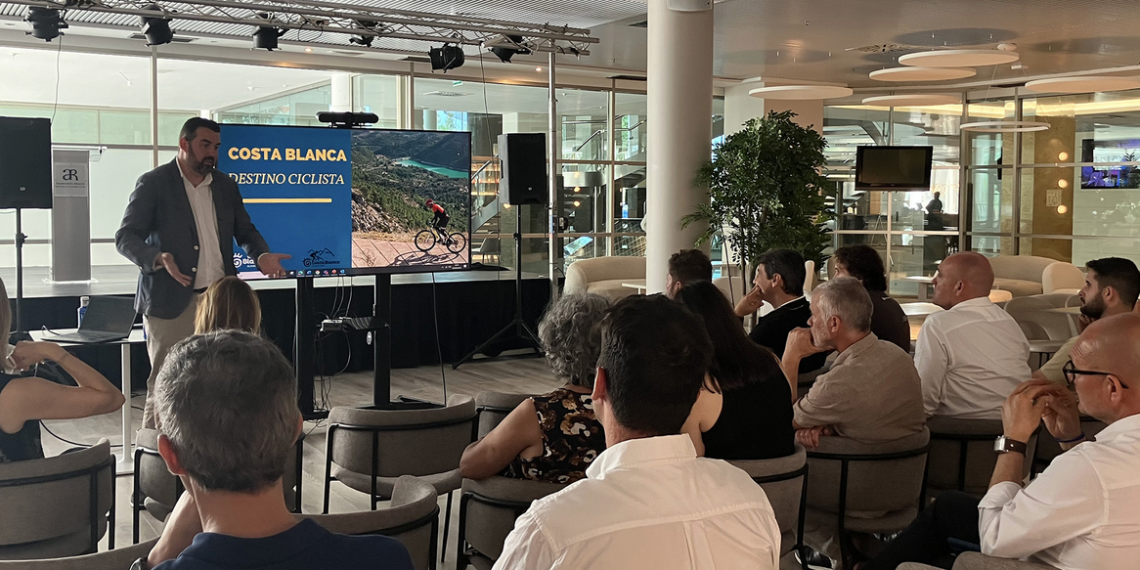 Costa Blanca organiza una jornada de trabajo con la Región de Murcia para mostrar la oferta ciclo turista de la provincia