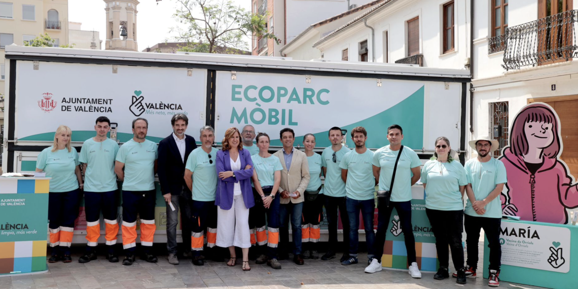 València estrena los nuevos modelos de ecoparques móviles, más amplios y accesibles, que se amplían a 65 puntos en toda la ciudad