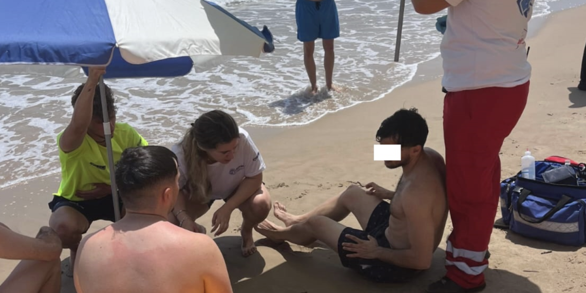 Socorristas de Sueca salvan la vida a 3 bañistas en la playa del Mareny de Barraquetes