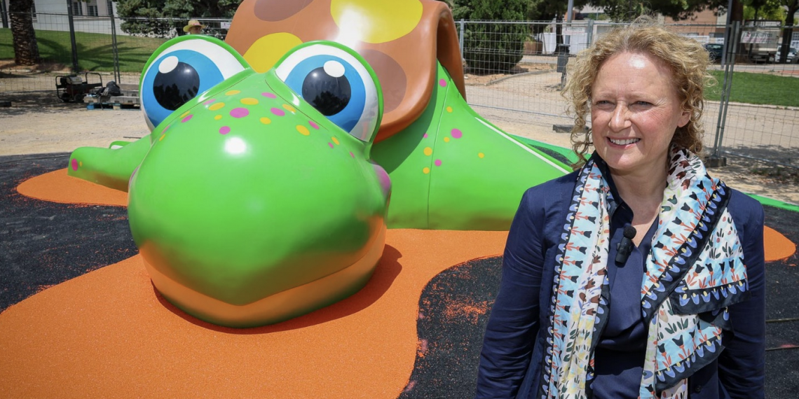 Torrent instala una gran tortuga de juegos infantiles en la Avenida al Vedat