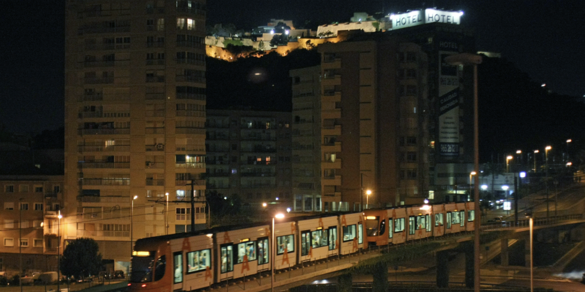 TRAM d’Alacant ofrecerá servicio especial nocturno el sábado hasta las 3 horas con motivo de la Entrada de Bandas