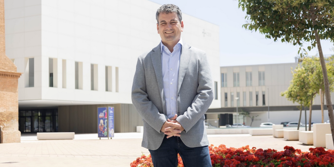 El profesor de la CEU UCH, Ángel Gómez-Martín, entre los once expertos del Comité Europeo para la fiebre Q