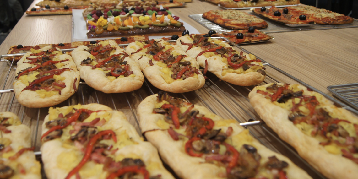 Las panaderías y pastelerías valencianas reavivan la tradición de las Cocas de Sant Joan