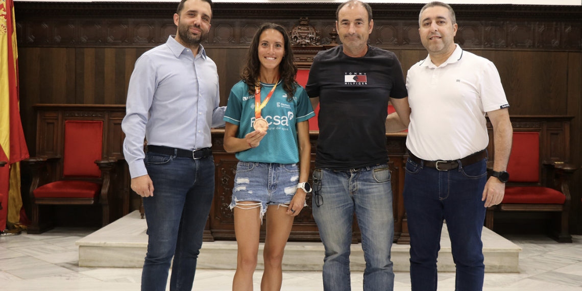 Sagunto reconoce el mérito de Laura Méndez por el bronce conseguido en la Media Maratón del Campeonato de España de Ruta