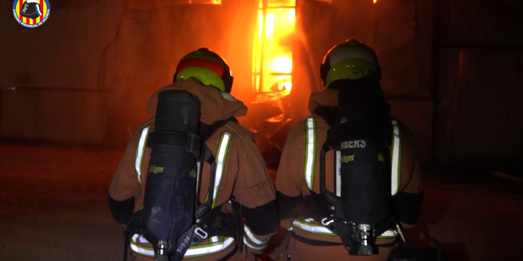 Un incendio industrial en Algemesí colapsa una nave de envasado de aceite sin causar heridos