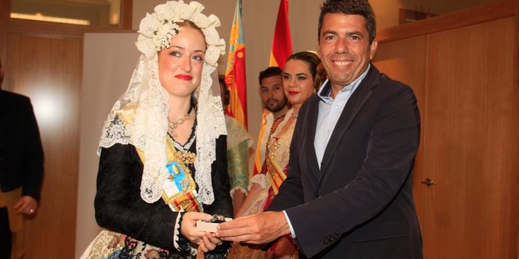Mazón recibe a representantes del CEVEX y destaca «la importancia de mantener vivas las tradiciones»