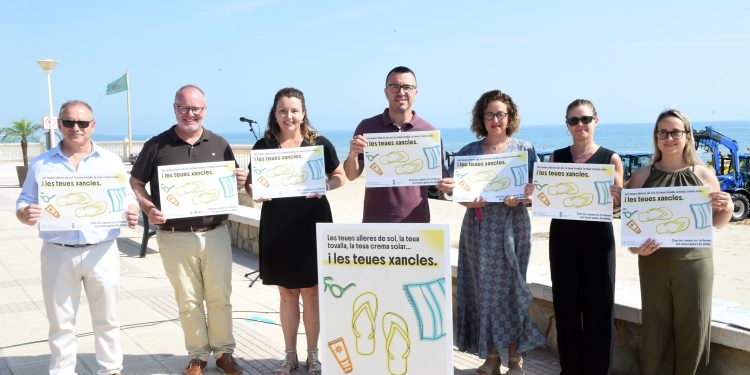 Mompó presenta en Piles la campaña de limpieza de playas “más compleja en décadas” por los efectos de la dana