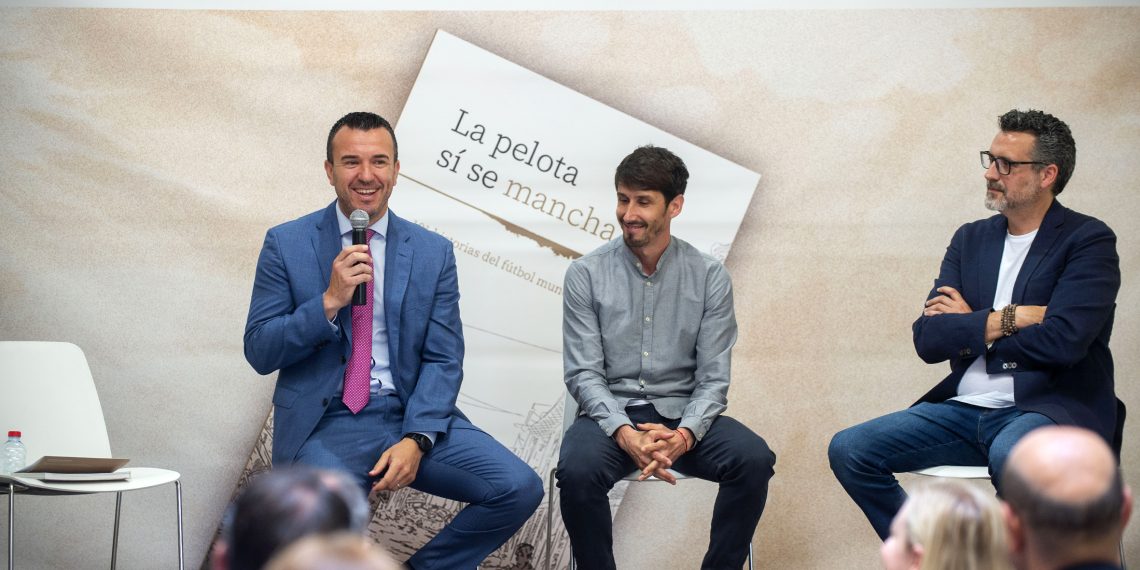 La Diputación de Valencia presenta un libro solidario que une fútbol y literatura en apoyo a los afectados por la riada