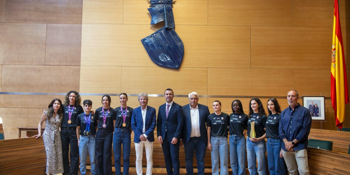 Vicent Mompó recibe a las atletas del Diputación Valencia Club de Atletismo tras proclamarse campeonas de Liga