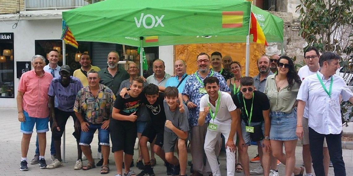 Vecinos de Cullera se acercan a conocer el proyecto de Vox