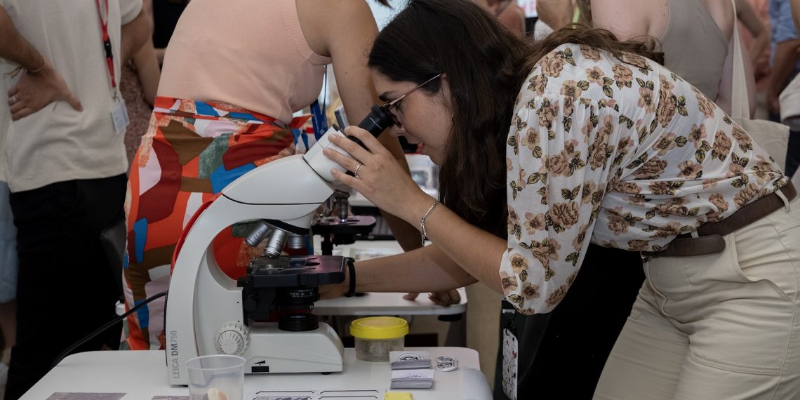Un centenar de jóvenes descubren el trabajo de más de 60 grupos de investigación en la feria científica de la CEU UCH