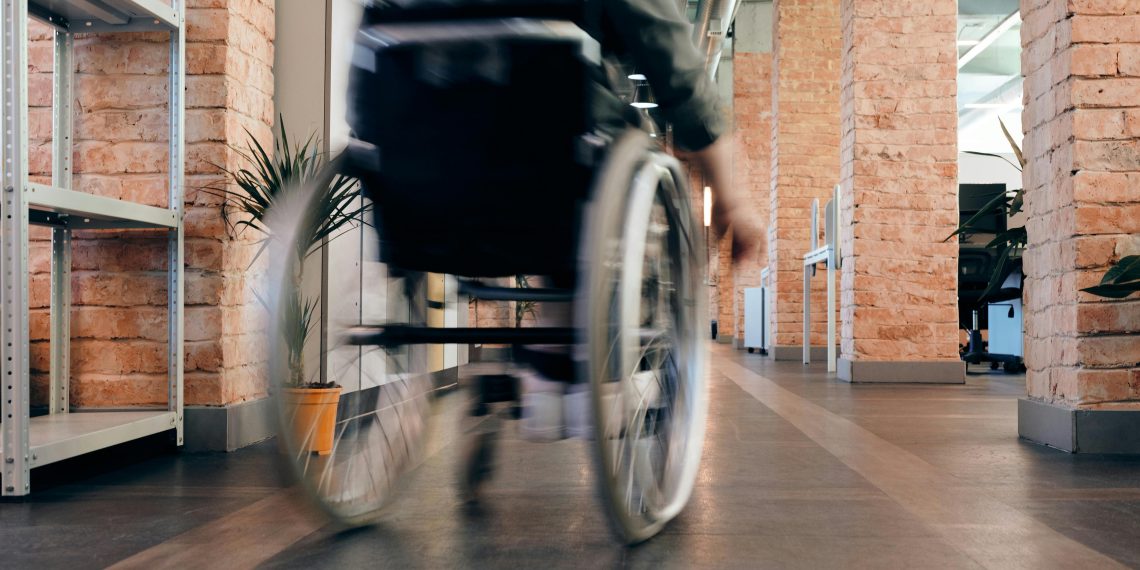 La Generalitat regula por primera vez de forma conjunta el personal y la organización de los centros de servicios sociales