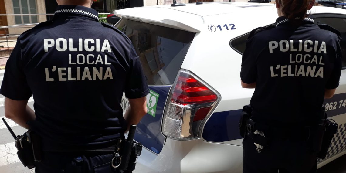Dos policías salvan la vida de un niño tras una parada respiratoria en un colegio de l’Eliana