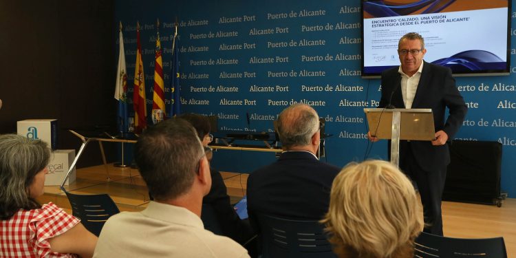 Toni Pérez defiende el papel del Puerto de Alicante como aliado estratégico para la internacionalización del calzado