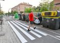 Valencia inicia la señalización de 415 pasos peatonales sobre carriles bici para facilitar el acceso a los contenedores de residuos