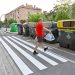Valencia inicia la señalización de 415 pasos peatonales sobre carriles bici para facilitar el acceso a los contenedores de residuos