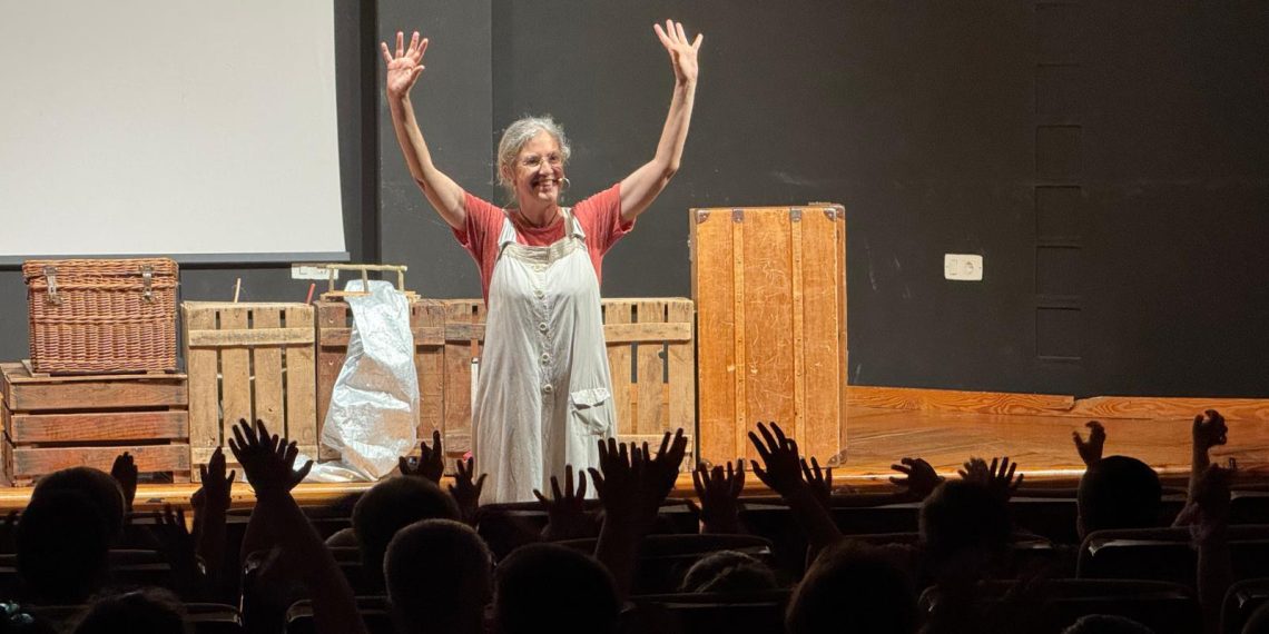 Sueca impulsa en la Escuela de Verano una obra de teatro que enseña a valorar lo que se tiene
