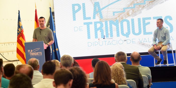 La Diputación pone en marcha un plan para modernizar los trinquets y garantizar el futuro de la pilota