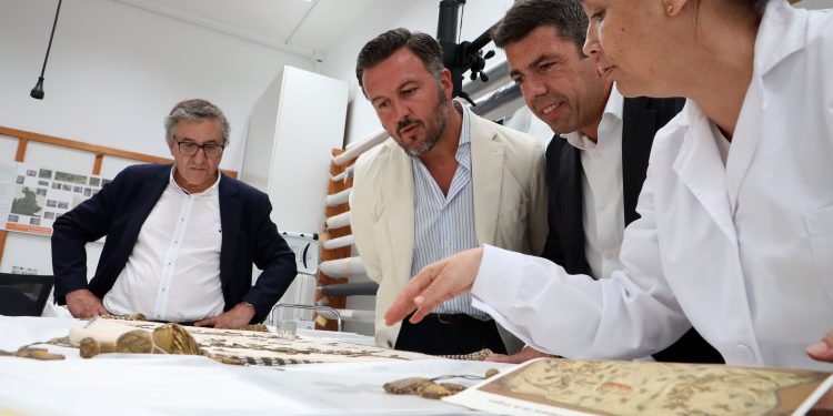 Carlos Mazón visita el IVC+i y supervisa la restauración del Manto de las Clarisas de Elche