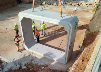 La Generalitat instala los marcos del nuevo puente en Siete Aguas tras la demolición de la antigua estructura
