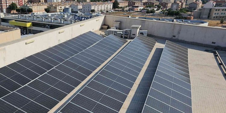 Vila-real instala planta solar en su sede judicial para ahorrar energía y reducir emisiones