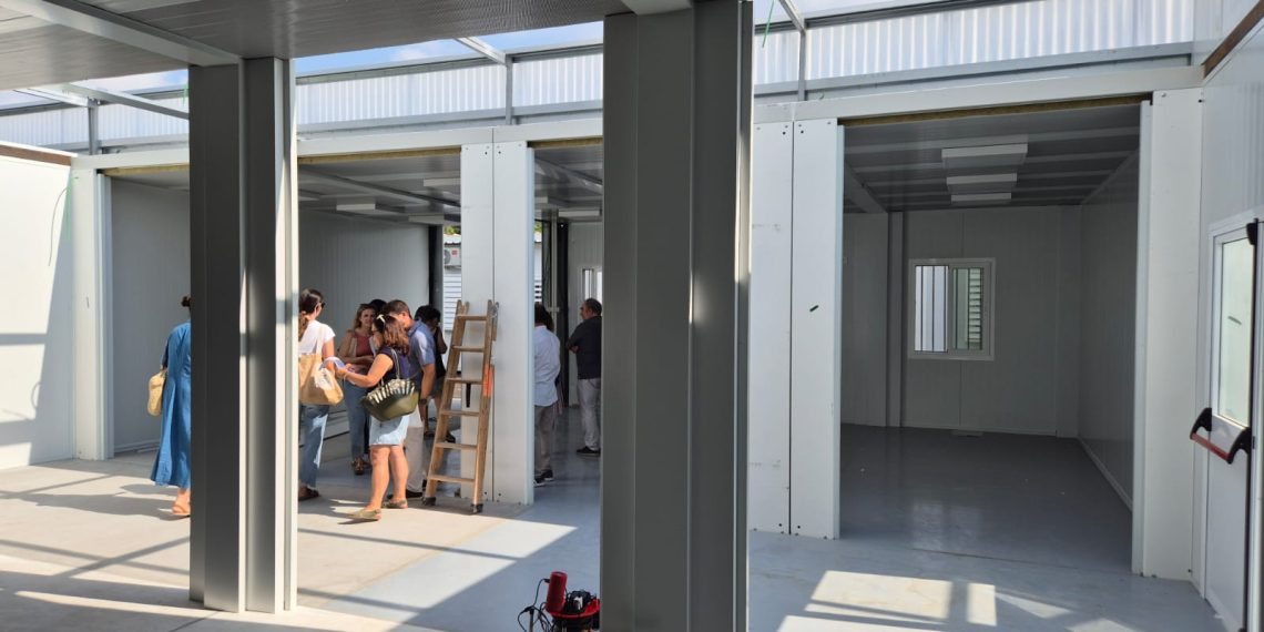Educación instala aulas prefabricadas en Massanassa tras la riada y supervisa daños en el CEIP Orba de Alfafar