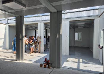 El director general de Infraestructuras Educativas visita la instalación de aulas prefabricadas de la Escuela Infantil Ausiàs March y el Centro de Educación Primaria (CEP) Lluís Vives de Massanassa